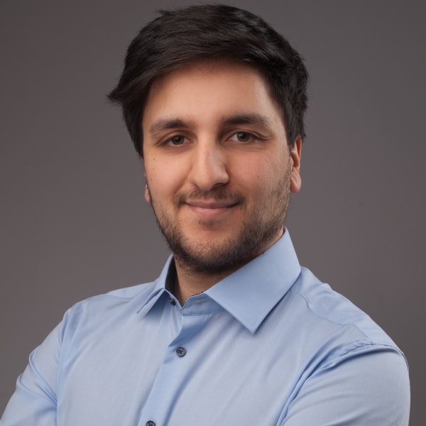 Arman Azardar, Customer Support